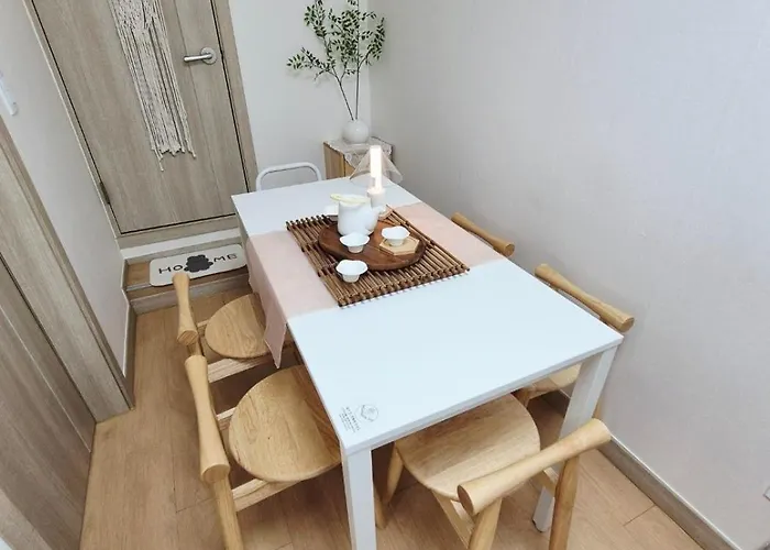 군자역 5분, 침실 2개, 퀸침대 3개, 최대인원 6명, 1층숙소, 무료주차