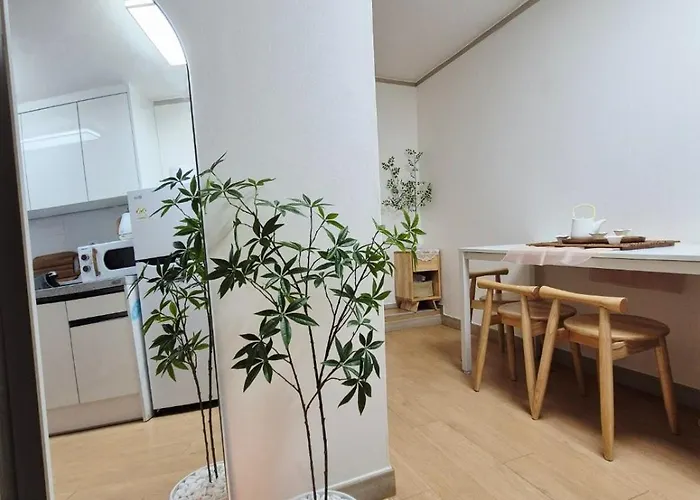 군자역 5분, 침실 2개, 퀸침대 3개, 최대인원 6명, 1층숙소, 무료주차