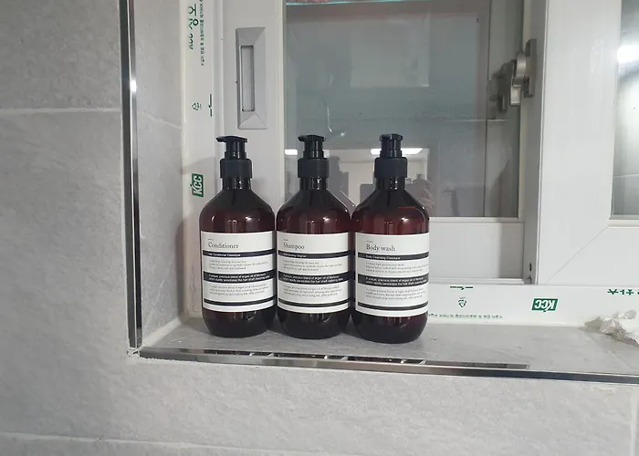 군자역 5분, 침실 2개, 퀸침대 3개, 최대인원 6명, 1층숙소, 무료주차 서울특별시
