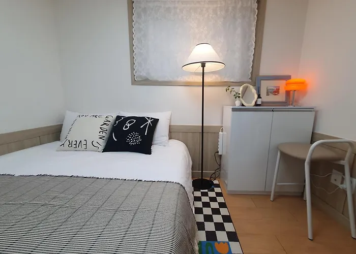 군자역 5분, 침실 2개, 퀸침대 3개, 최대인원 6명, 1층숙소, 무료주차 Apartamento *