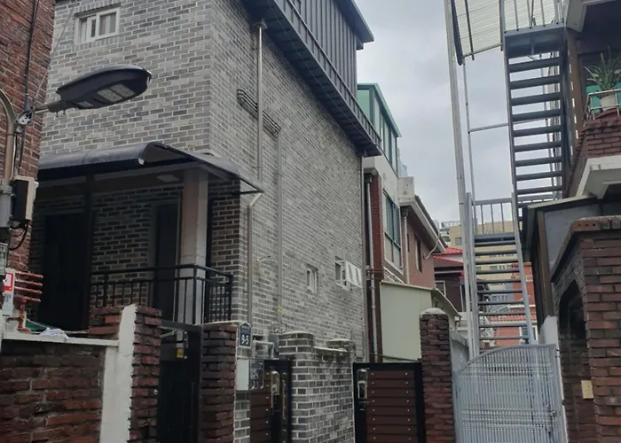 군자역 5분, 침실 2개, 퀸침대 3개, 최대인원 6명, 1층숙소, 무료주차 *